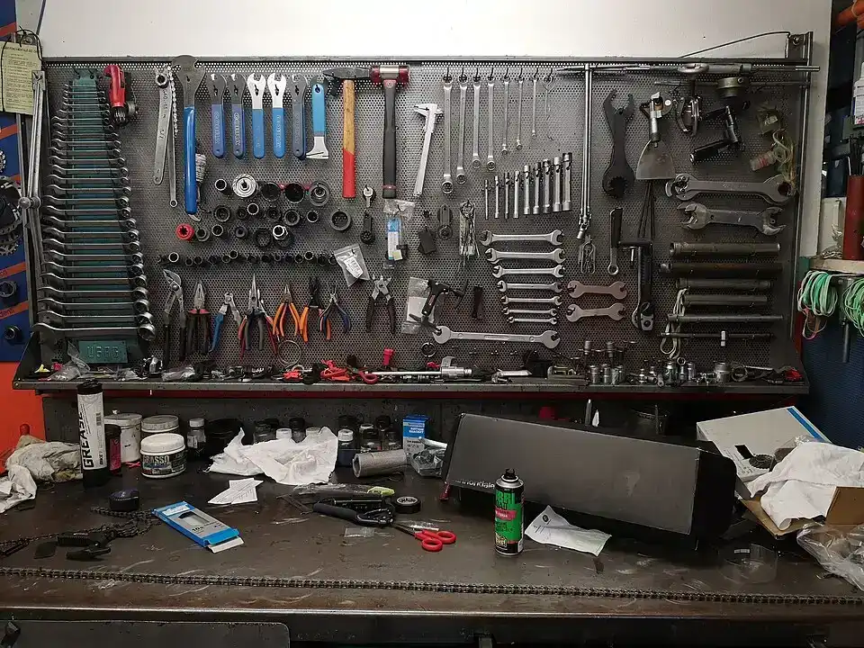 Werkbank und Werkzeuge für Reparaturen