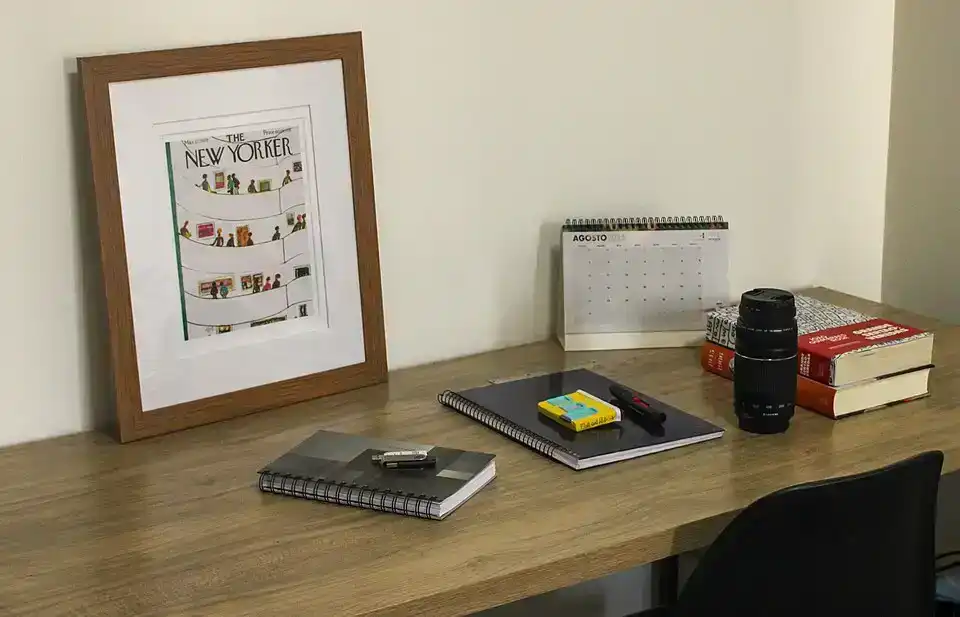 Schreibtisch mit Kalender und Notizbuch